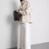 Kurze, taillierte Regenjacke