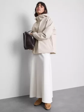 Kurze, taillierte Regenjacke