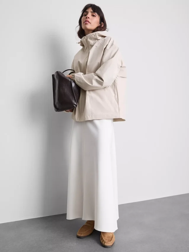 Kurze, taillierte Regenjacke