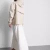 Kurze, taillierte Regenjacke