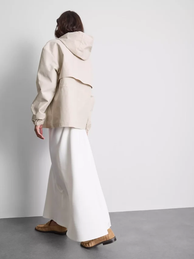 Kurze, taillierte Regenjacke