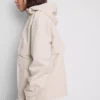 Kurze, taillierte Regenjacke