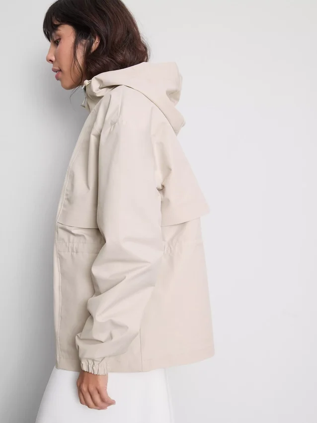 Kurze, taillierte Regenjacke