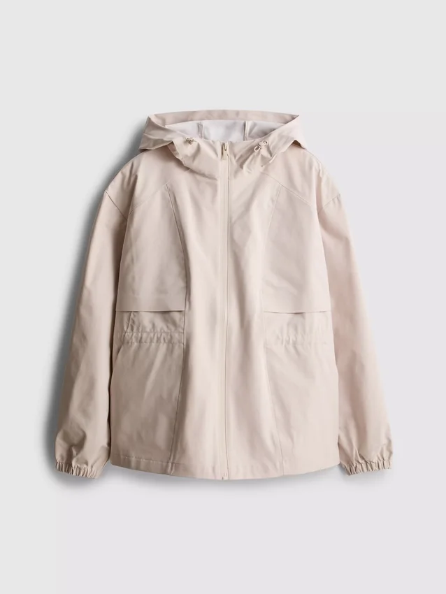 Kurze, taillierte Regenjacke
