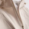 Kurze, taillierte Regenjacke