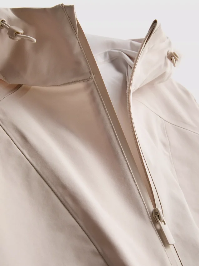 Kurze, taillierte Regenjacke