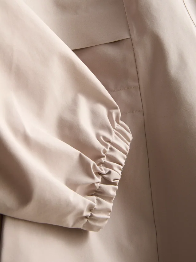 Kurze, taillierte Regenjacke