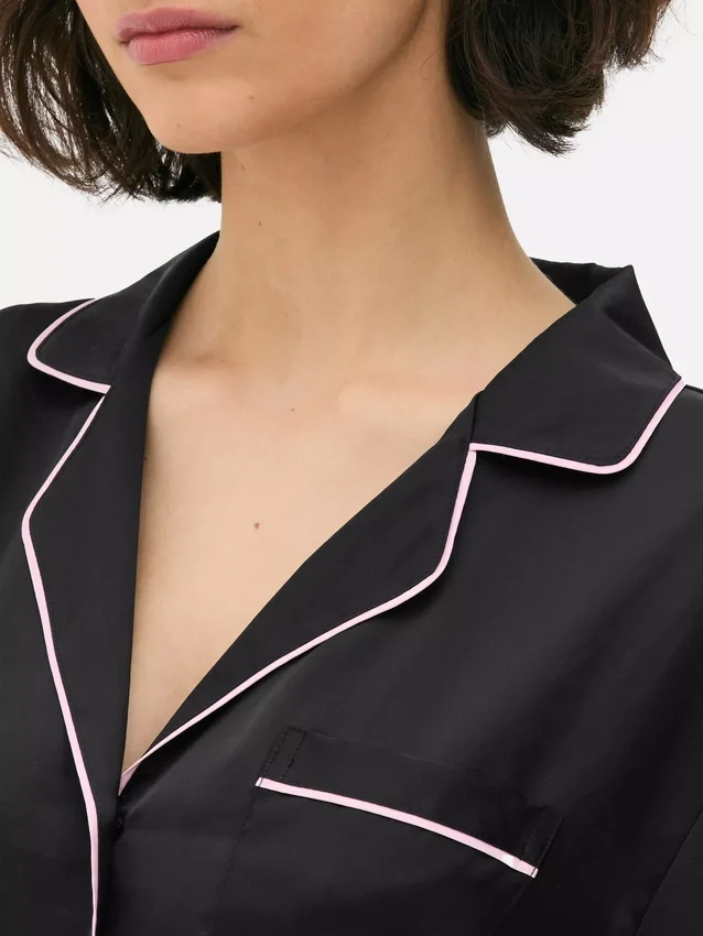 Kurzer Schlafanzug im Boyfriend-Stil aus Satin