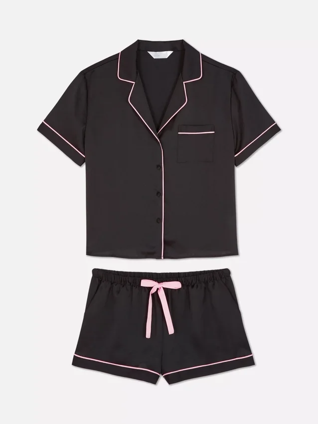 Kurzer Schlafanzug im Boyfriend-Stil aus Satin
