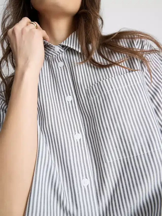Kurzes, kastenförmiges Oxford-Shirt mit kurzen Ärmeln