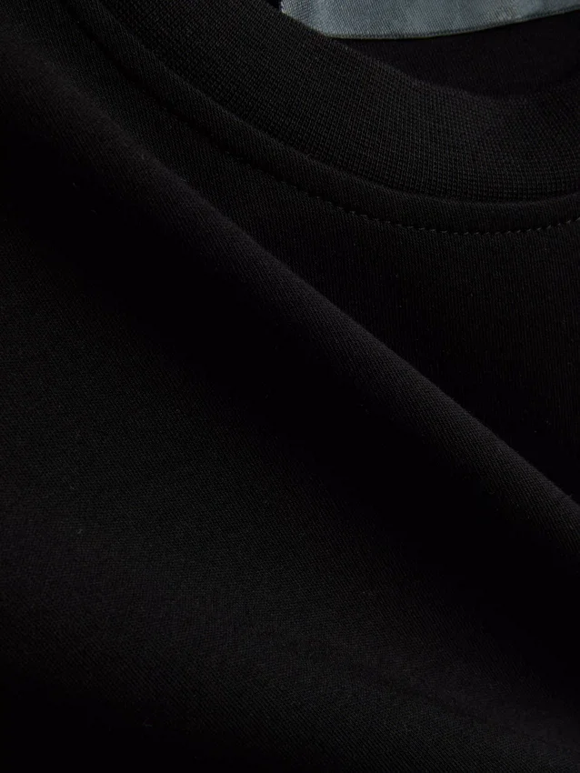 Kurzes, ärmelloses T-Shirt mit Schulterpolstern