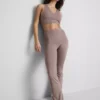 Kurzes Sport-Top mit V-Ausschnitt
