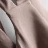 Kurzes Sport-Top mit V-Ausschnitt