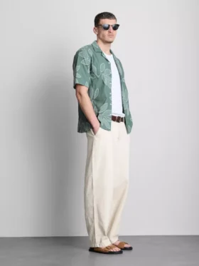 Kurzärmeliges Button-Down-Hemd mit Blattstickerei