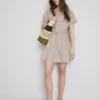 Kurzärmeliges, gestuftes Minikleid