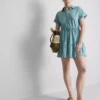 Kurzärmeliges, gestuftes Minikleid