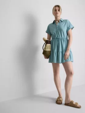 Kurzärmeliges, gestuftes Minikleid