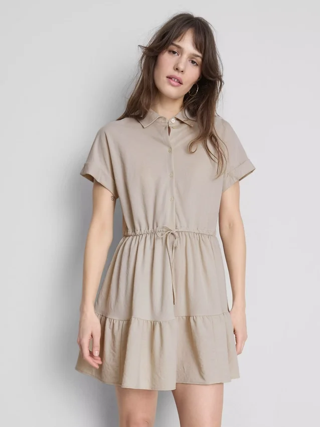 Kurzärmeliges, gestuftes Minikleid