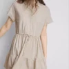 Kurzärmeliges, gestuftes Minikleid