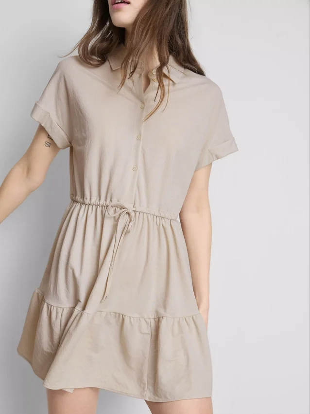 Kurzärmeliges, gestuftes Minikleid