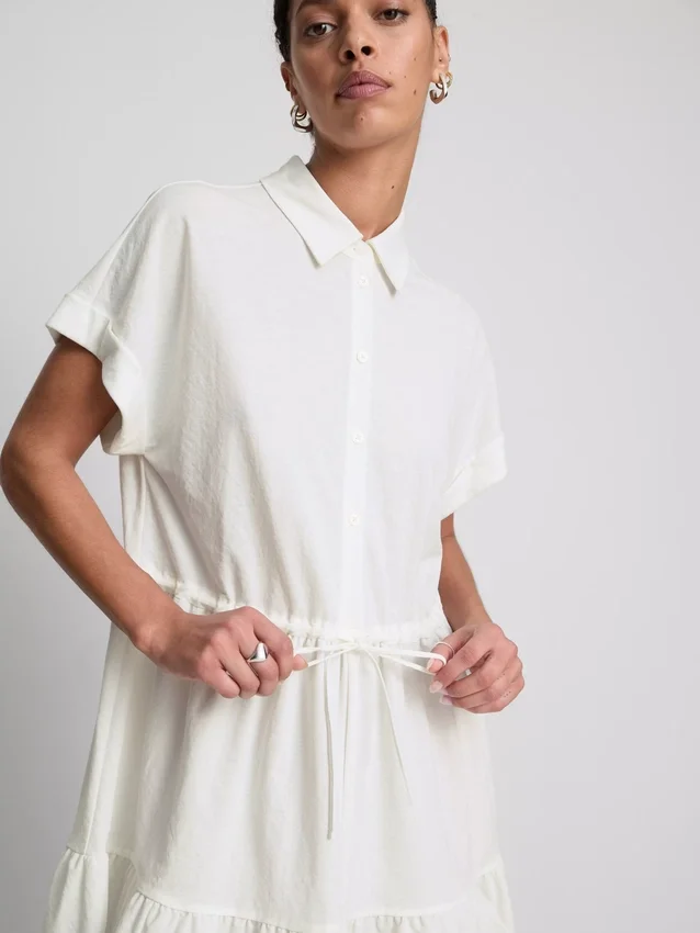 Kurzärmeliges, gestuftes Minikleid