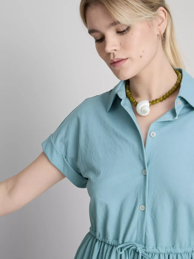 Kurzärmeliges, gestuftes Minikleid