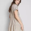 Kurzärmeliges, gestuftes Minikleid