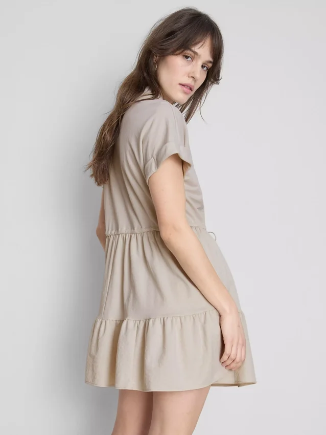 Kurzärmeliges, gestuftes Minikleid
