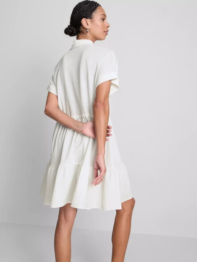 Kurzärmeliges, gestuftes Minikleid