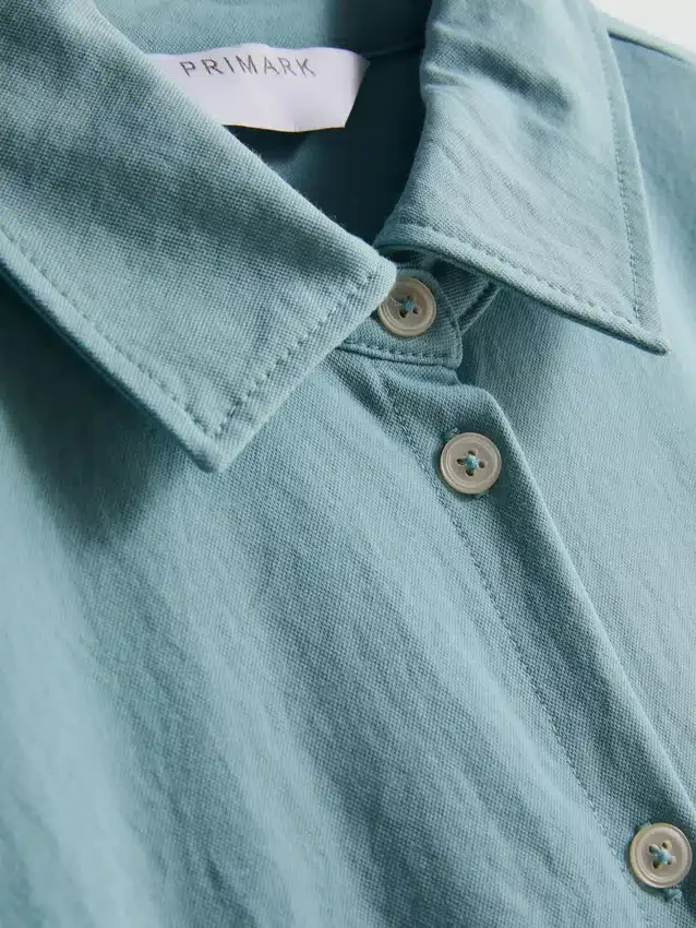 Kurzärmeliges, gestuftes Minikleid