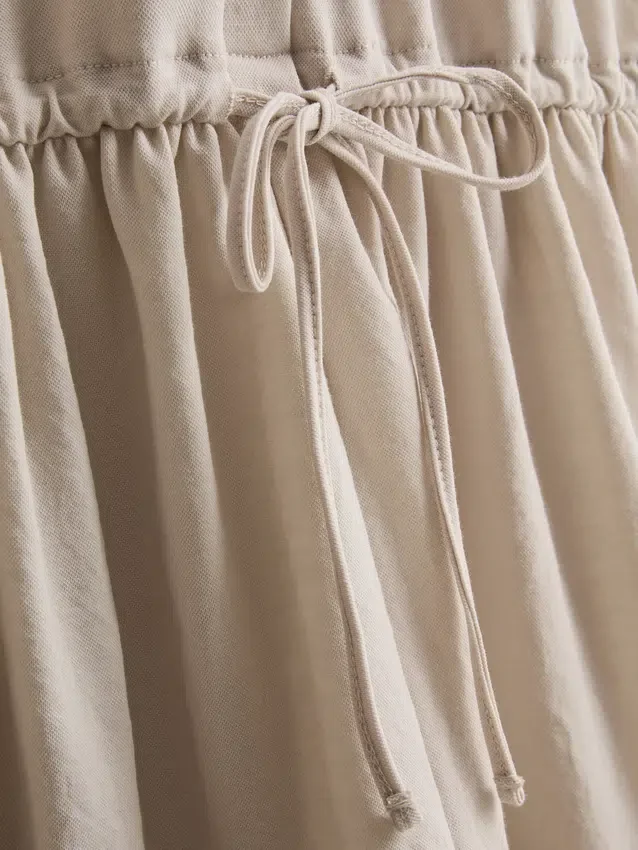 Kurzärmeliges, gestuftes Minikleid
