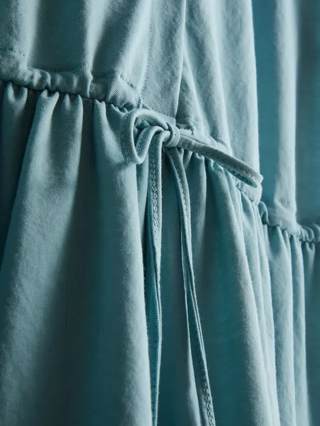 Kurzärmeliges, gestuftes Minikleid