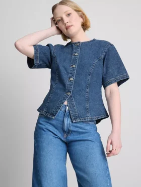 Kurzärmeliges Oberteil aus Baumwoll-Denim mit tailliertem Schnitt für Shorts