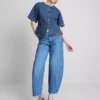 Kurzärmeliges Oberteil aus Baumwoll-Denim mit tailliertem Schnitt für Shorts