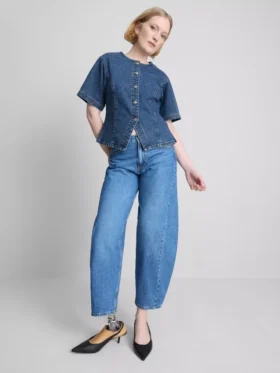 Kurzärmeliges Oberteil aus Baumwoll-Denim mit tailliertem Schnitt für Shorts