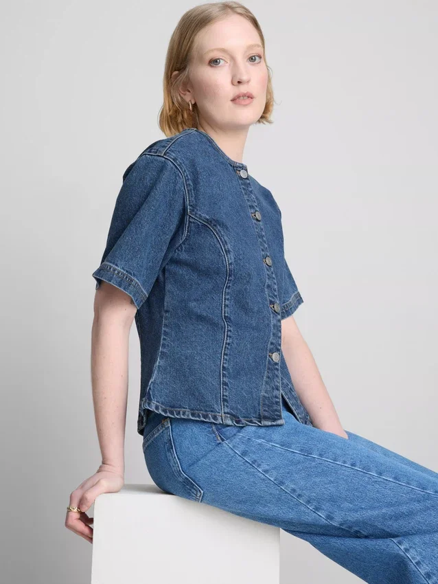 Kurzärmeliges Oberteil aus Baumwoll-Denim mit tailliertem Schnitt für Shorts
