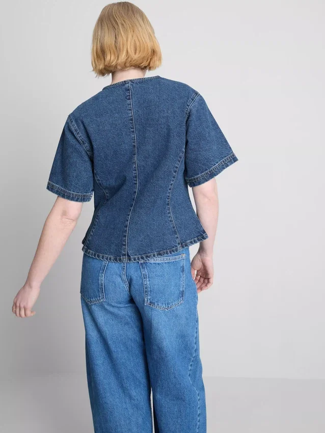 Kurzärmeliges Oberteil aus Baumwoll-Denim mit tailliertem Schnitt für Shorts
