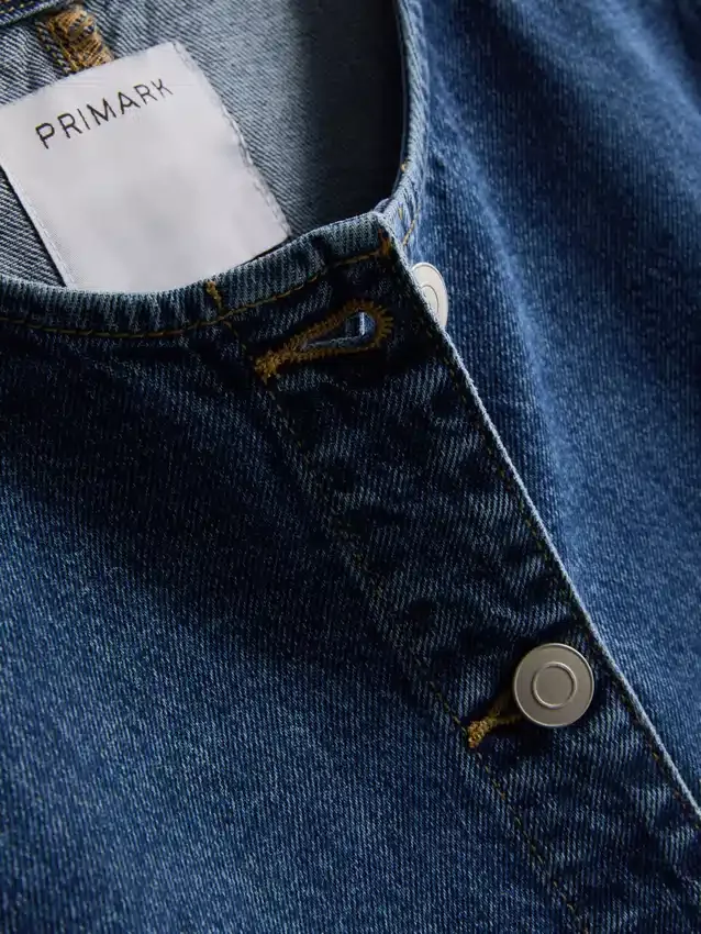 Kurzärmeliges Oberteil aus Baumwoll-Denim mit tailliertem Schnitt für Shorts