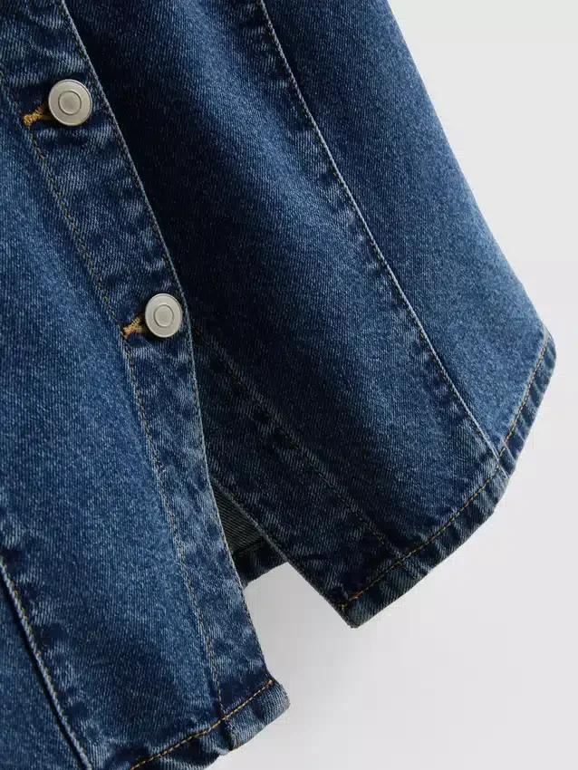 Kurzärmeliges Oberteil aus Baumwoll-Denim mit tailliertem Schnitt für Shorts