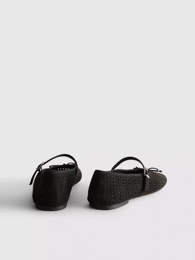 Lasergeschnittene Mary-Jane-Flache Schuhe