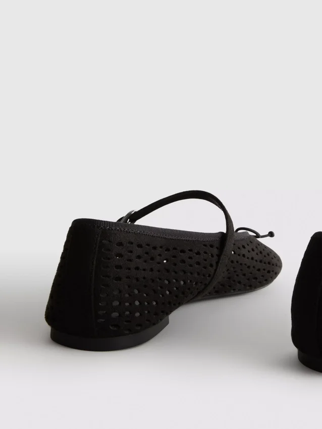 Lasergeschnittene Mary-Jane-Flache Schuhe