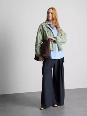 Leichte, geraffte Jacke