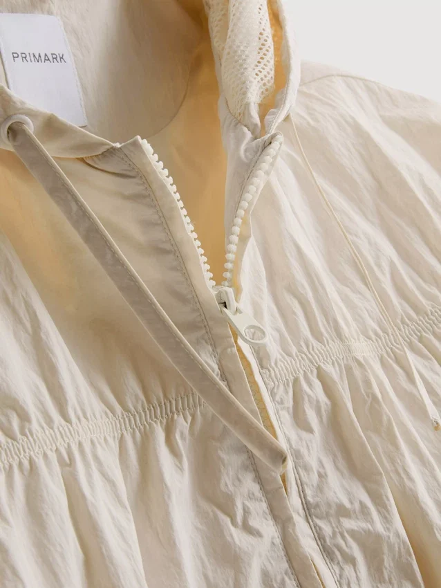 Leichte, geraffte Jacke