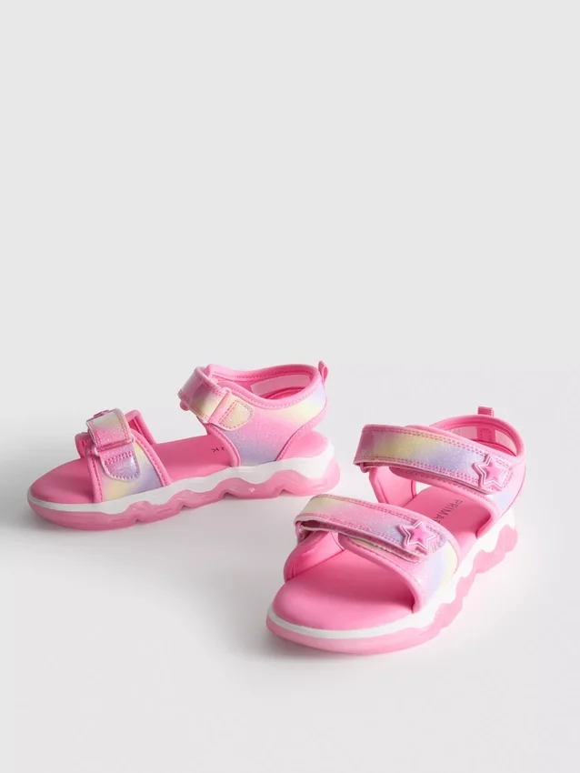 Leuchtende Trekkersandalen