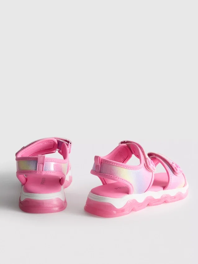 Leuchtende Trekkersandalen