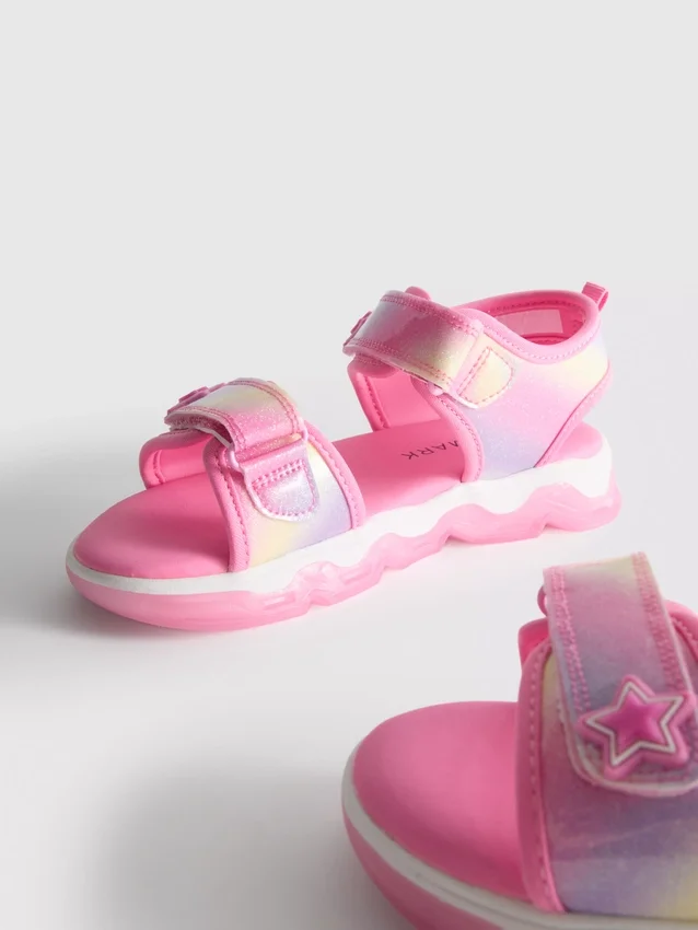 Leuchtende Trekkersandalen