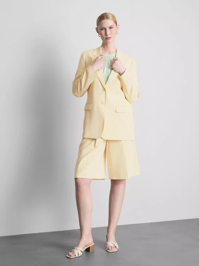 Lila Blazer mit einreihigem Knopfverschluss
