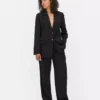 Lila Blazer mit einreihigem Knopfverschluss