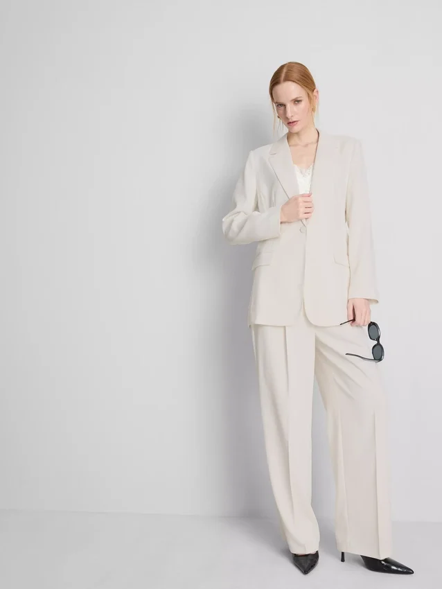 Lila Blazer mit einreihigem Knopfverschluss