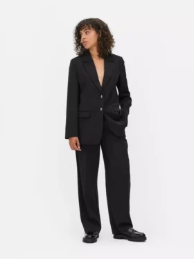 Lila Blazer mit einreihigem Knopfverschluss